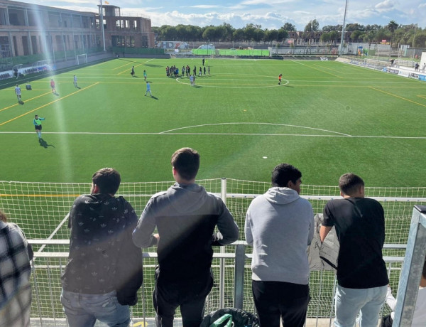 Los cuatro menores asisten desde la grada a los prolegómenos del partido