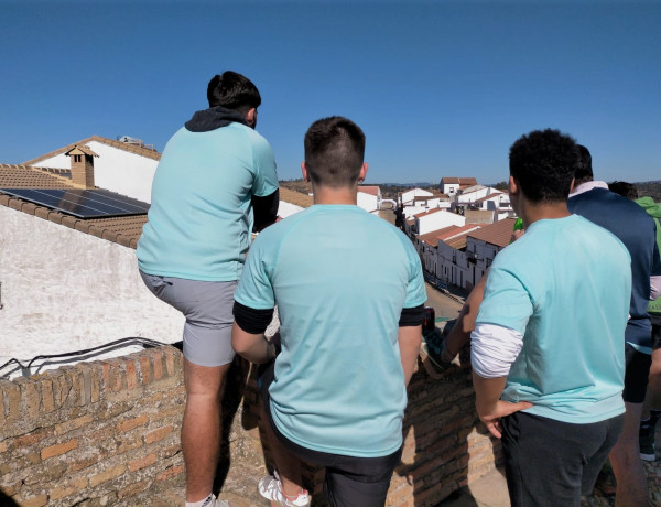 Los tres jóvenes observan la villa desde las alturas