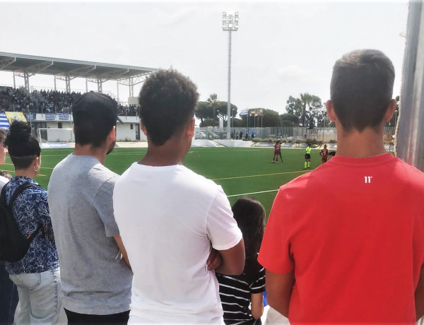 Los tres jóvenes observan un lance del encuentro