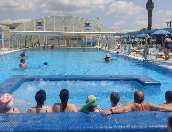 Personas mayores de Altavida disfrutan de la piscina del Camping La Fuente