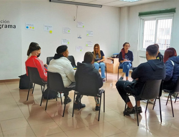 Imagen del taller, con los jóvenes y las dinamizadoras sentados en círculo