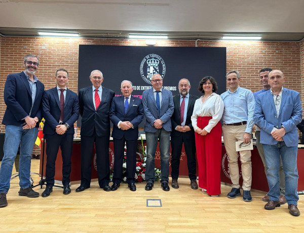 Representantes de Fundación Diagrama y la Universidad de Castilla-La Mancha, en la recogida del galardón