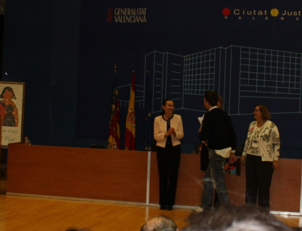 Un menor atendido en el centro ‘Pi i Margall’ de Burjassot (Valencia) recibe uno de los Premios Raquel Payá en su séptima edición
