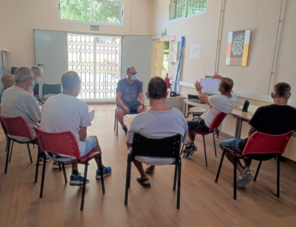 Grupo de personas atendidas en el centro Heliotropos debatiendo sobre los temas tratados