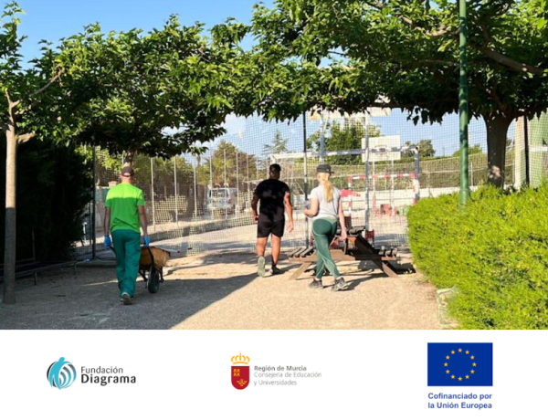 Personas usuarias del centro juvenil 'La Zarza' en el Programa de Formación Básica Adaptada en Jardines y Viveros