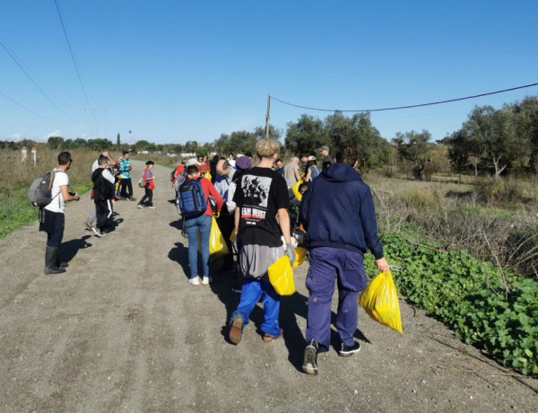 El grupo de voluntarios y voluntarias se reúne en un camino para comenzar la labor de limpieza