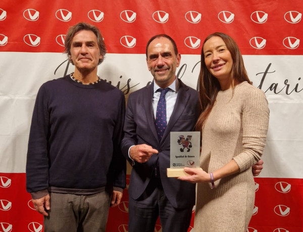 Alberto López, Felipe del Baño y Adriana Roures, con el galardón