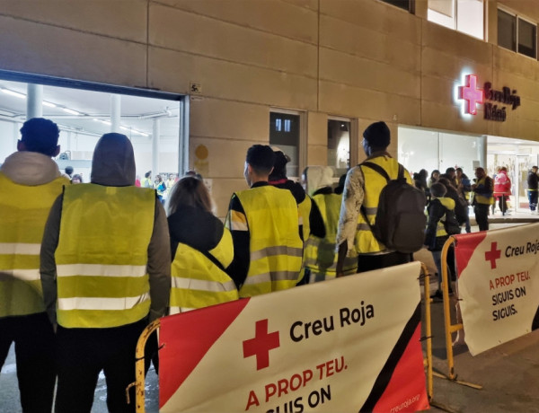 El grupo de jóvenes se prepara para salir junto a la sede de Cruz Roja en Mataró