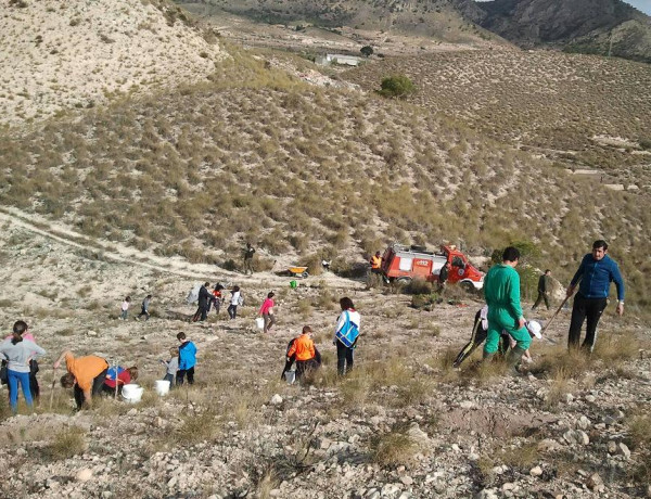 Menores y profesionales del Centro Educativo ‘La Zarza’ colaboran con el Ayuntamiento de Abanilla en la reforestación del monte de Barinas