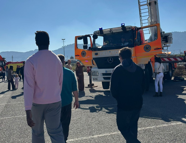 Personas jóvenes de la residencia ‘Anassim’ conocen la labor profesional de los Bomberos de Xátiva