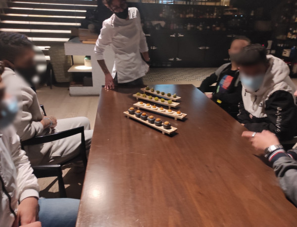 El restaurante ‘Karak’ abre sus puertas para una visita formativa de los jóvenes atendidos en el centro ‘La Pobla’ de La Pobla de Vallbona (Valencia)