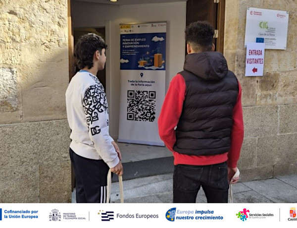 Dos de los jóvenes que acudieron a la Feria, a la entrada del recinto