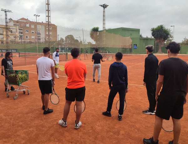 Jóvenes del SIMA visitan las instalaciones del Real Club Recreativo de Tenis de Huelva