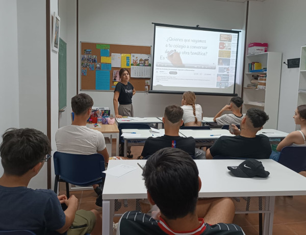Un grupo de chicos y chicas del SIMA de Córdoba asisten a talleres socioeducativos sobre la presión de grupo y la gestión y manejo del estrés