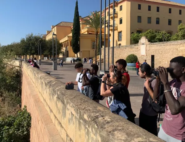 Un grupo de menores durante el avistamiento de aves en los Sotos de la Albolafia