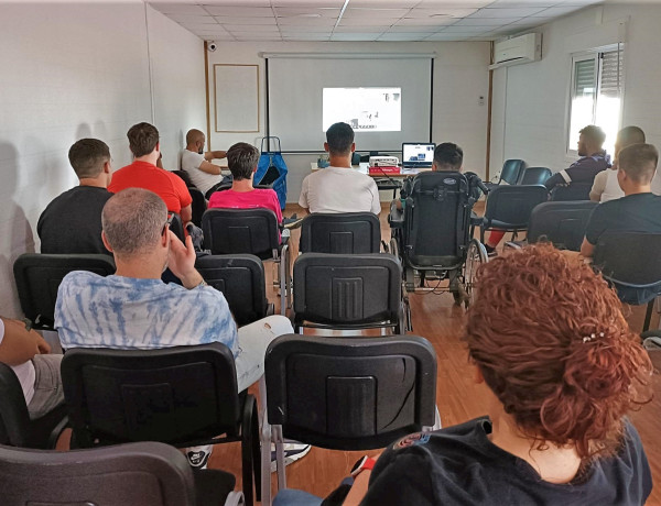 Jóvenes y profesionales del centro participan en la charla