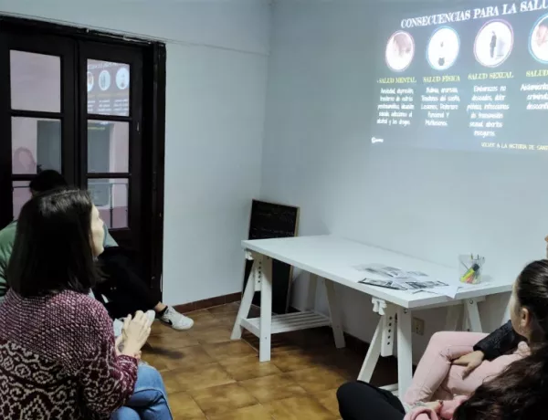 El grupo de menores, junto a la técnico que impartió la formación