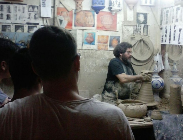 Los menores del centro ‘El Limonar’ de Alcalá de Guadaíra (Sevilla) conocen de cerca la elaboración de piezas de cerámica