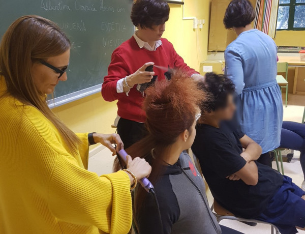 Un grupo de jóvenes atendidos en el centro ‘Els Reiets’ (Alicante) participa en un taller de peluquería y estética. Fundación Diagrama. Comunidad Valenciana 2018.
