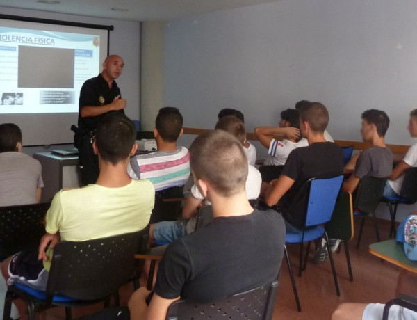 Las Policías Nacional y Local de Elda imparten talleres de sensibilización y prevención a los menores del Programa de Medio Abierto de Alicante