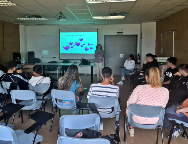 Los diez jóvenes escuchan la charla de la enfermera del hospital Reina Sofía