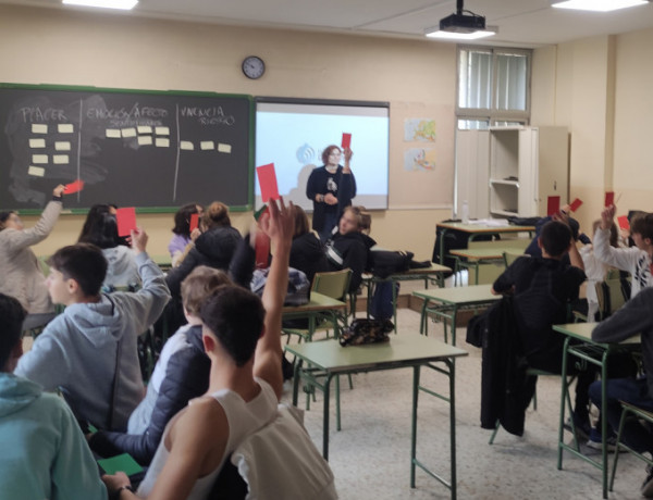 Jóvenes de una de las clases sacan tarjeta roja cuando detectan un estereotipo nocivo