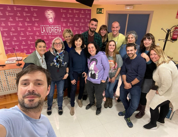 La alcaldesa de Camargo, Esther Bolado, junto a las personas que cursaron el taller durante la clausura del mismo