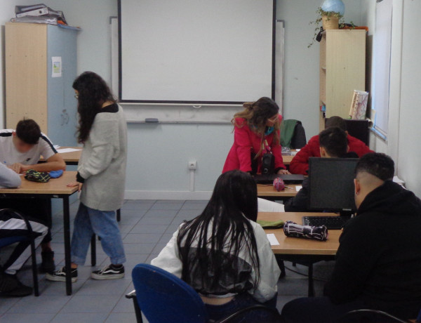 Las profesionales de Proyecto Hombre, durante una actividad en el aula