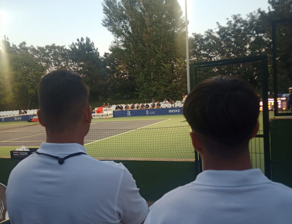 Jóvenes adolescentes voluntarios en el Torneo ATP Challenger Tour de Alicante