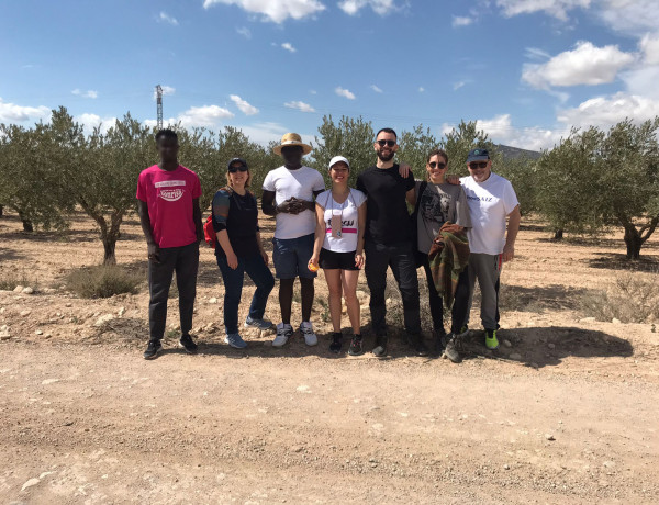 Jóvenes de Alácera posan con algunas de las personas voluntarias