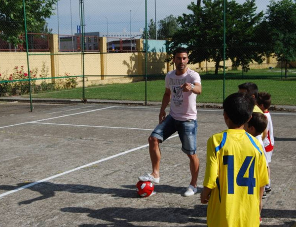 La Unión Deportiva Logroñés visita a los menores de la Residencia Iregua de Logroño