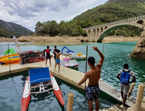 Jóvenes en un embarcadero del Pantano de Ulldecona 