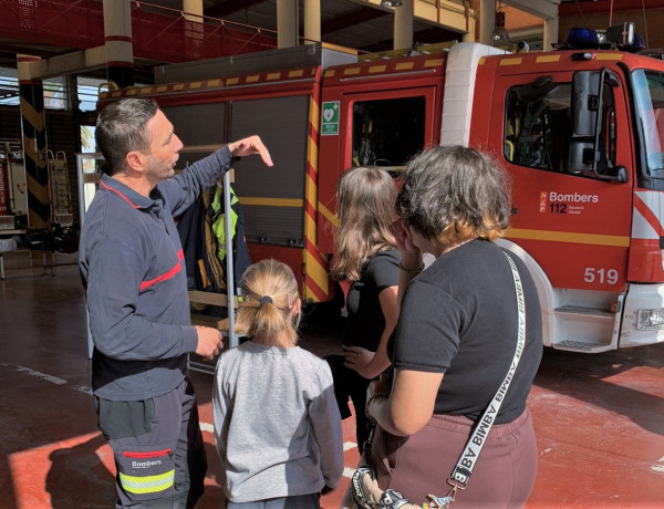 Un bombero explica a las tres jóvenes la labor que realizan en el parque