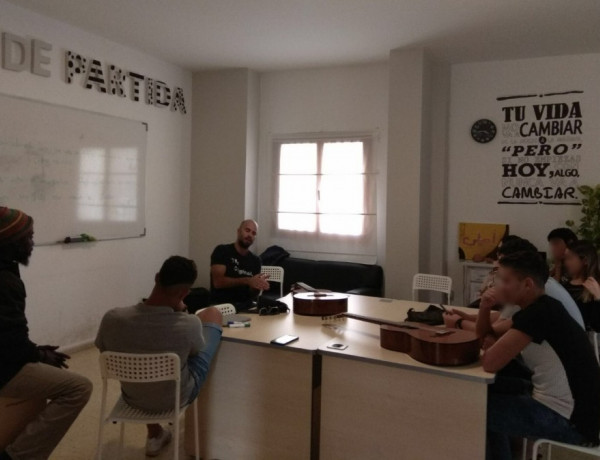 El cantante del grupo Efecto Pasillo colabora con los jóvenes del programa Punto de Partida de Las Palmas en un cortometraje de sensibilización. Fundación Diagrama 2018. 