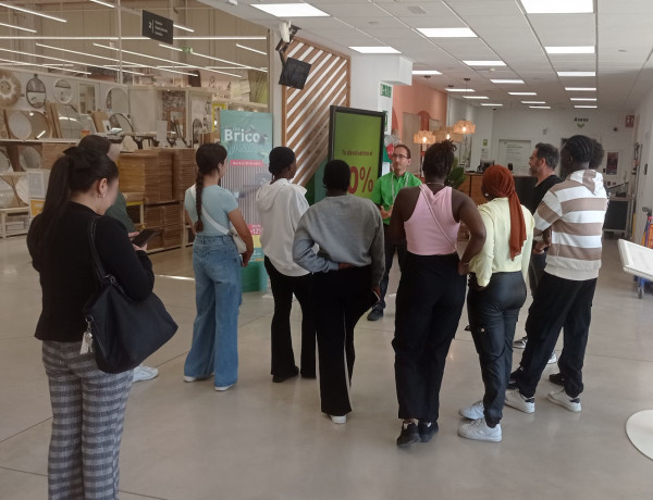 El grupo de Labora visita la tienda de Leroy Merlín en Almería