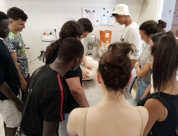 Los jóvenes colaboran en la elaboración de una palmera