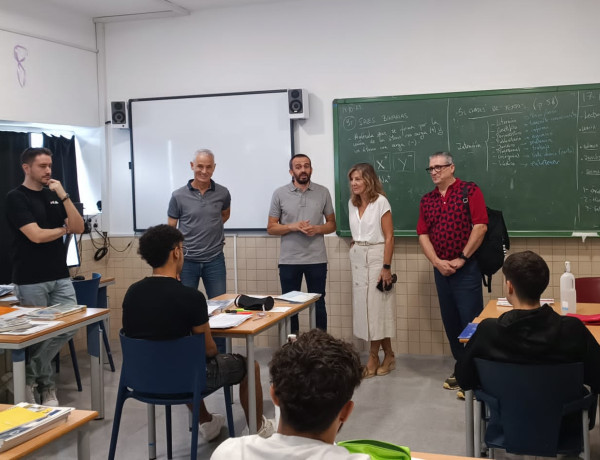 Jesús Teruel, Francisco José Teruel, Mª Luisa Lozano y Enrique López, en una de las aulas del centro