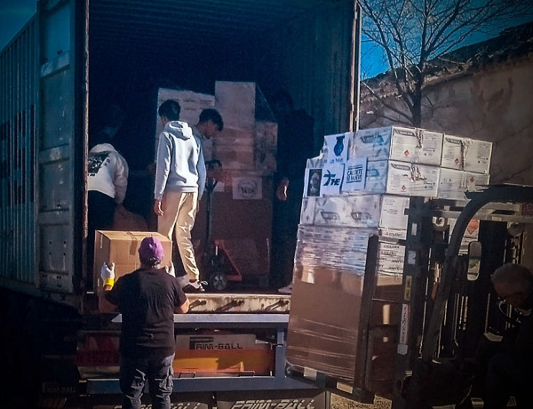 Menores de Alácera dentro del camión mientras ayudan a colocar las cajas