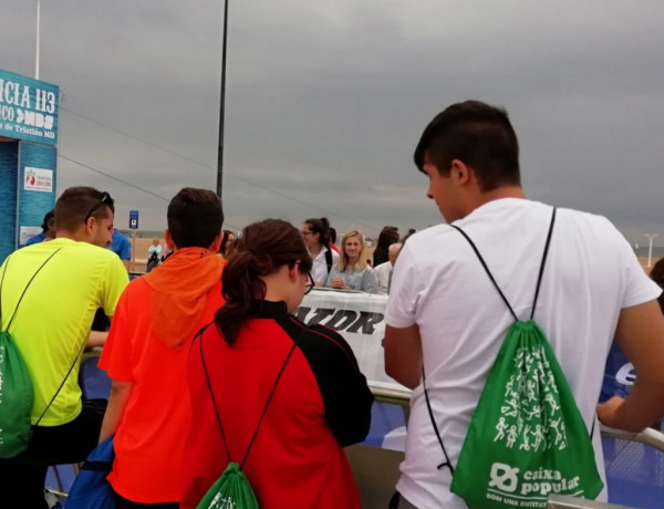 Menores atendidos en el centro ‘Pi i Margall’ de Burjassot (Valencia) colaboran como voluntarios en el Triatlón Valencia