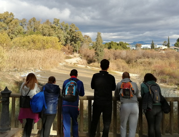 El grupo contempla el embalse de la Contraparada