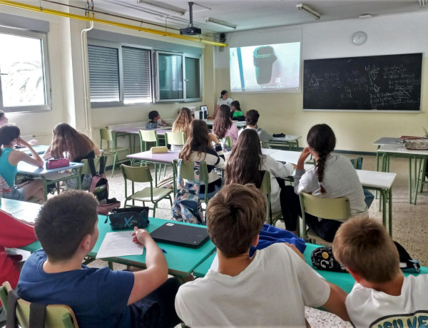 Dos alumnas de 2º de la ESO hacen una presentación sobre el cambio climático y las alternativas sostenibles posibles