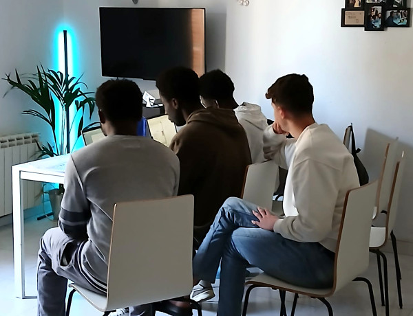 Cuatro jóvenes realizan una actividad práctica dentro del curso