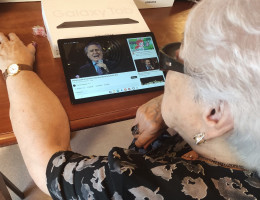 Una residente usa YouTube en la tablet para ver una actuación clásica de Manolo Escobar