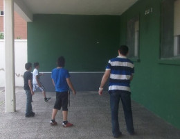 El pelotari Titín III inaugura un frontón de pelota mano en la residencia ‘Iregua’ de Logroño