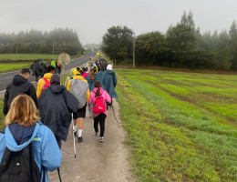 El grupo recorre uno de los prados gallegos del camino