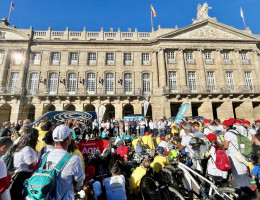 El grupo de personas participantes, a su llegada al Obradoiro