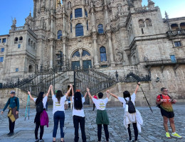 Un grupo de jóvenes posa frente a la Catedral de Santiago