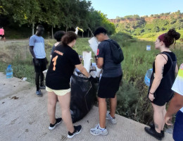 Recogida de residuos en el río Ripoll