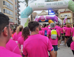 Corredores participantes en la carrera del Circuito RunCáncer 2022 con sus camisetas rosas