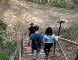 Tres jóvenes, durante la ruta senderista